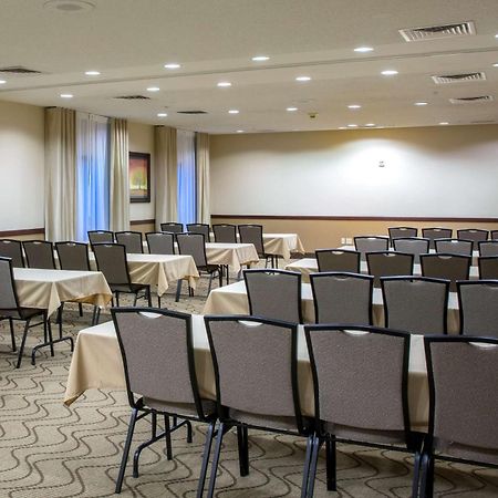 Comfort Inn & Suites Хатчинсон Экстерьер фото
