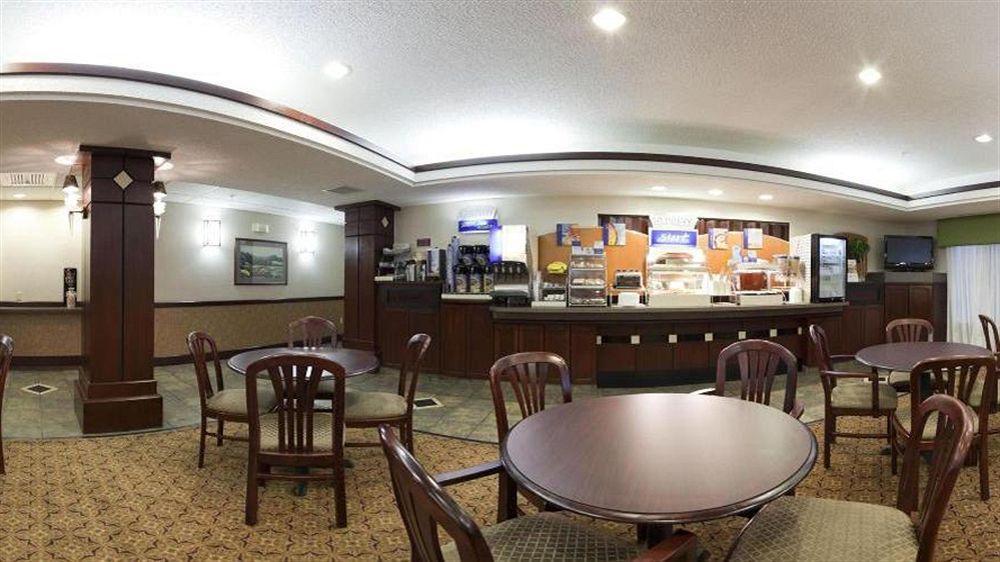 Comfort Inn & Suites Хатчинсон Экстерьер фото