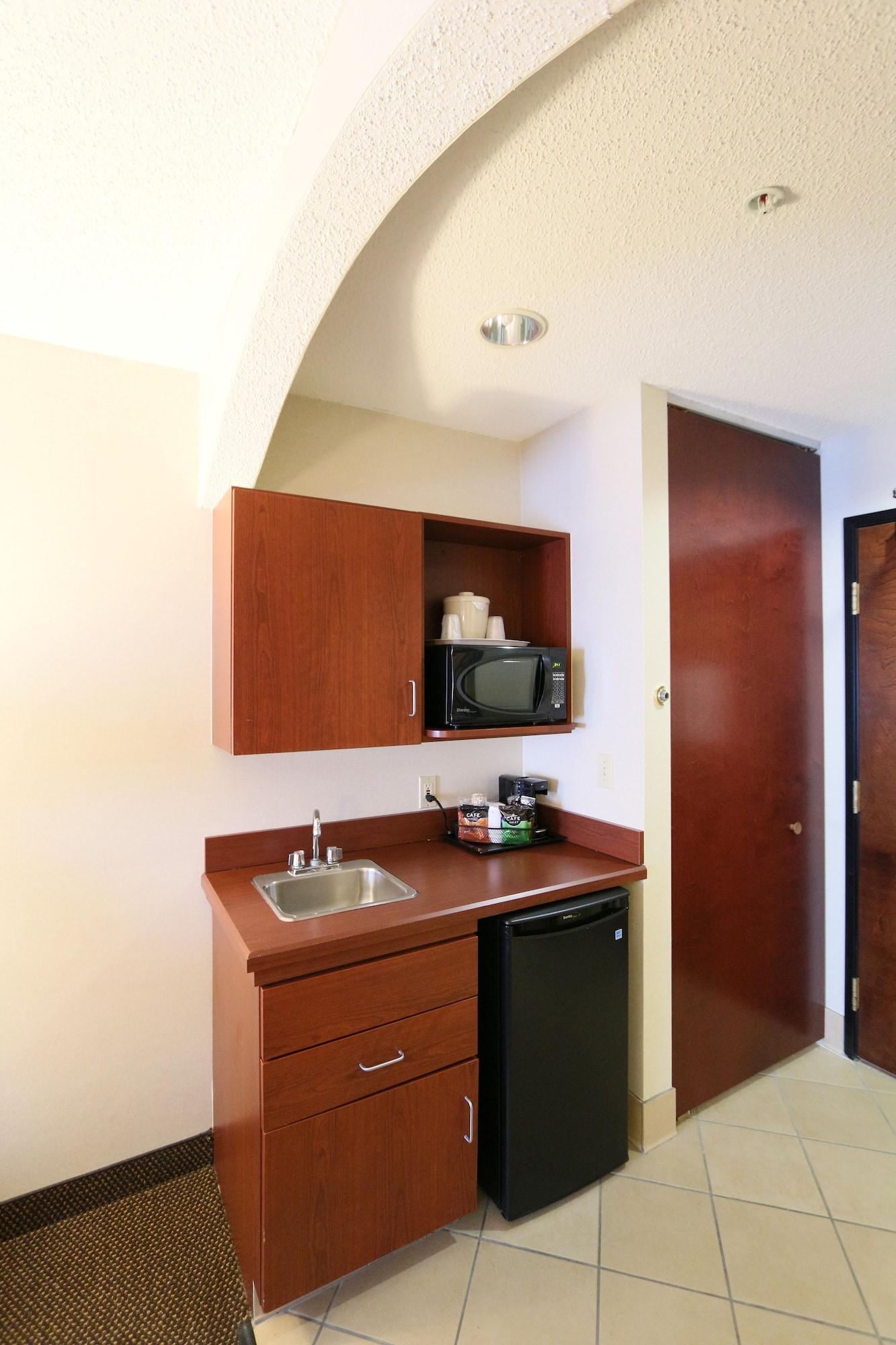 Comfort Inn & Suites Хатчинсон Экстерьер фото