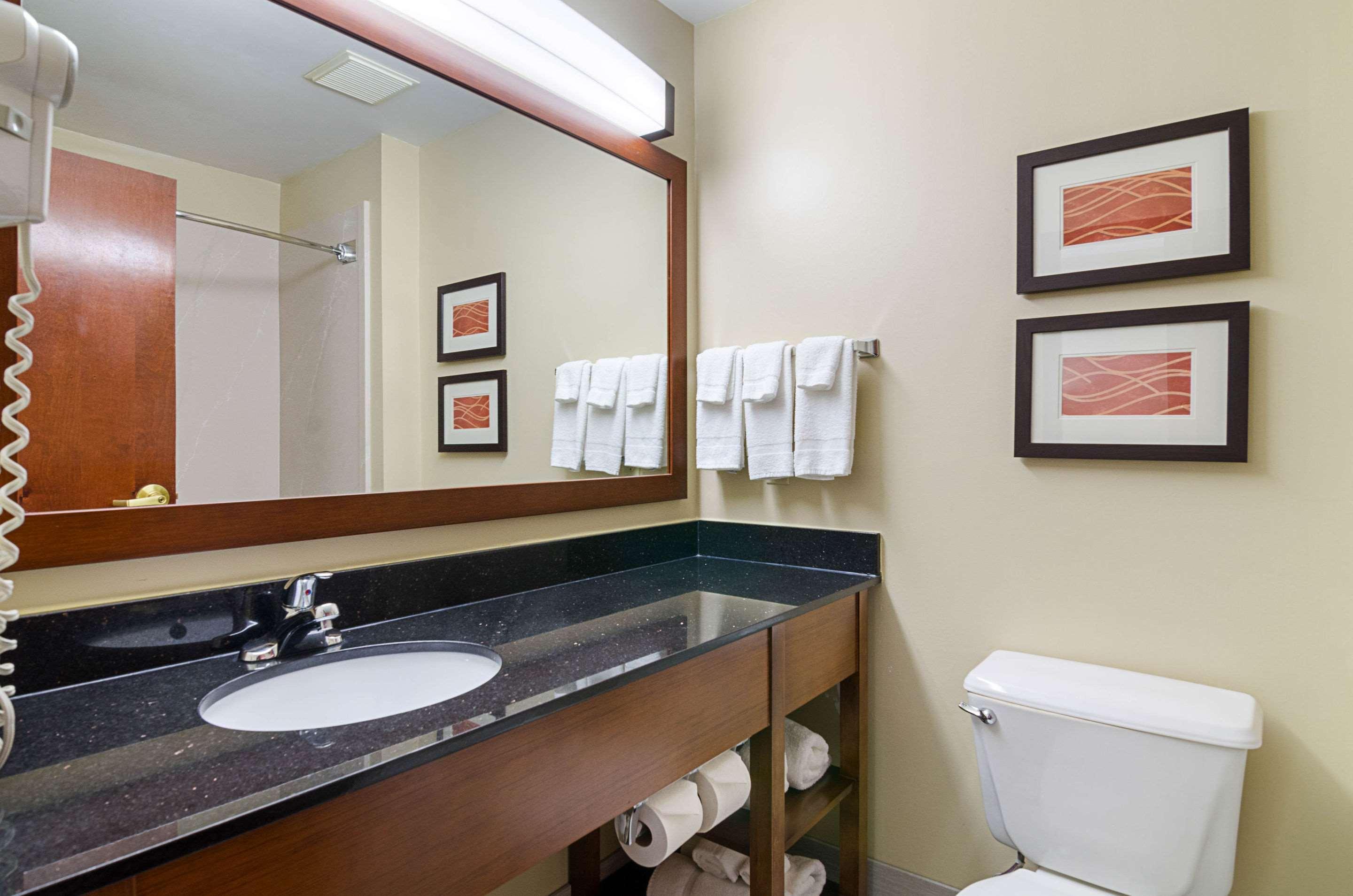 Comfort Inn & Suites Хатчинсон Экстерьер фото