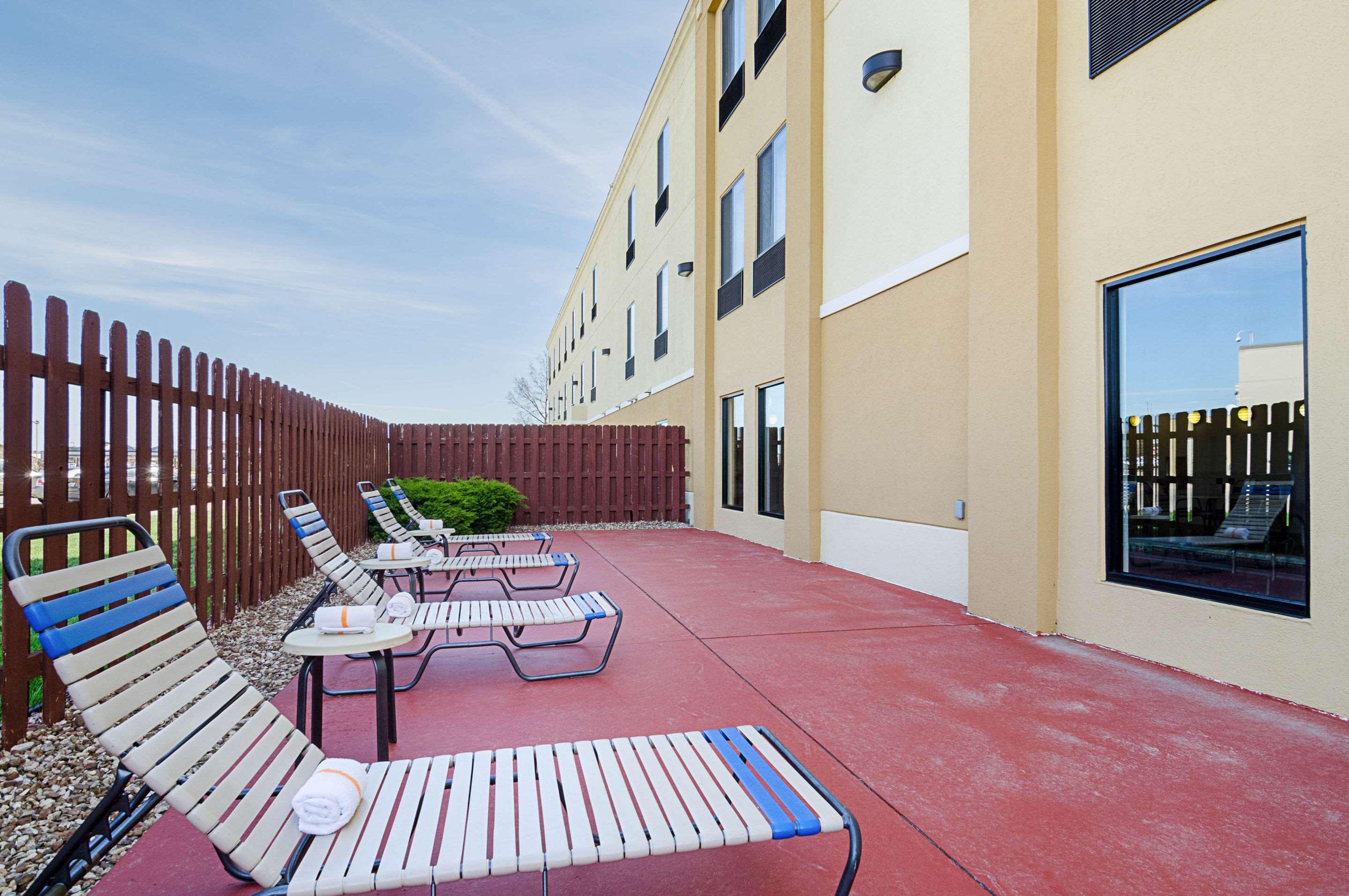 Comfort Inn & Suites Хатчинсон Экстерьер фото