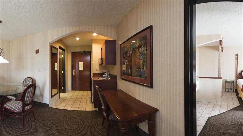 Comfort Inn & Suites Хатчинсон Экстерьер фото