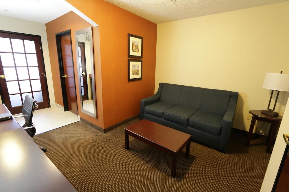 Comfort Inn & Suites Хатчинсон Экстерьер фото