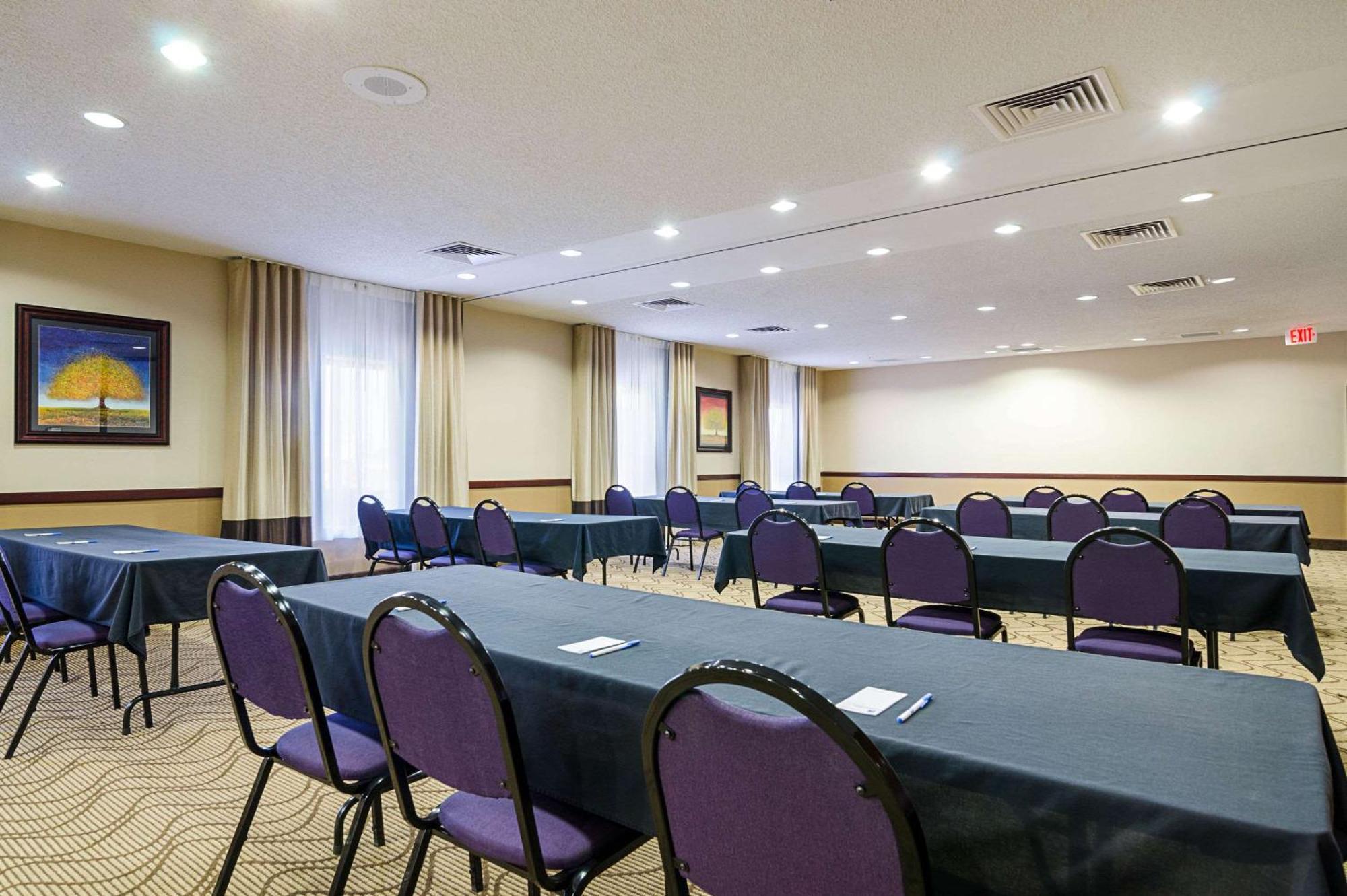 Comfort Inn & Suites Хатчинсон Экстерьер фото