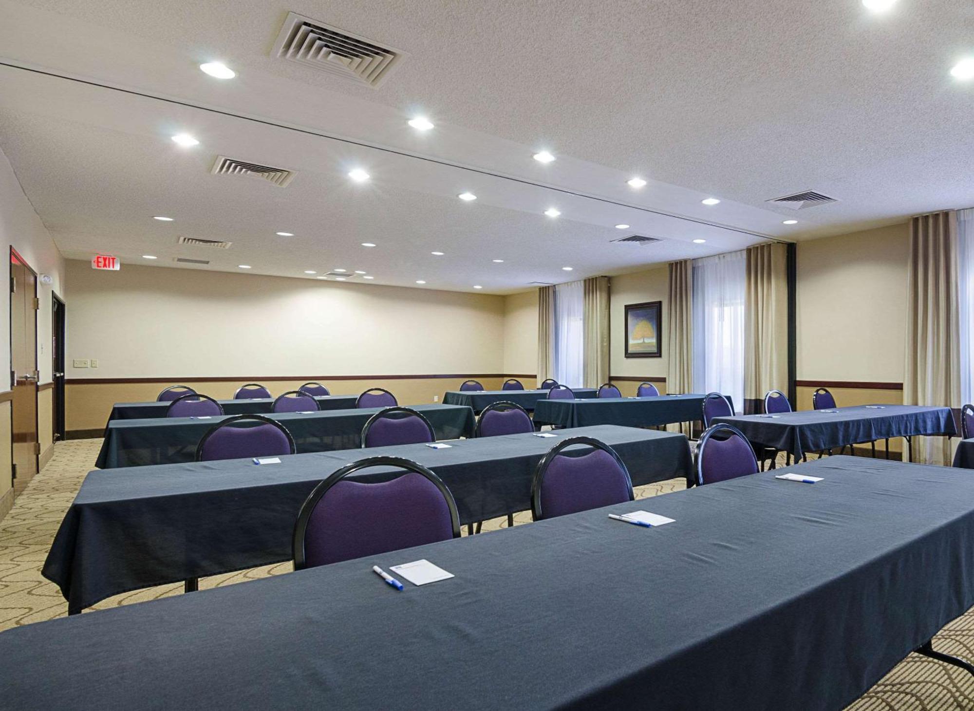 Comfort Inn & Suites Хатчинсон Экстерьер фото