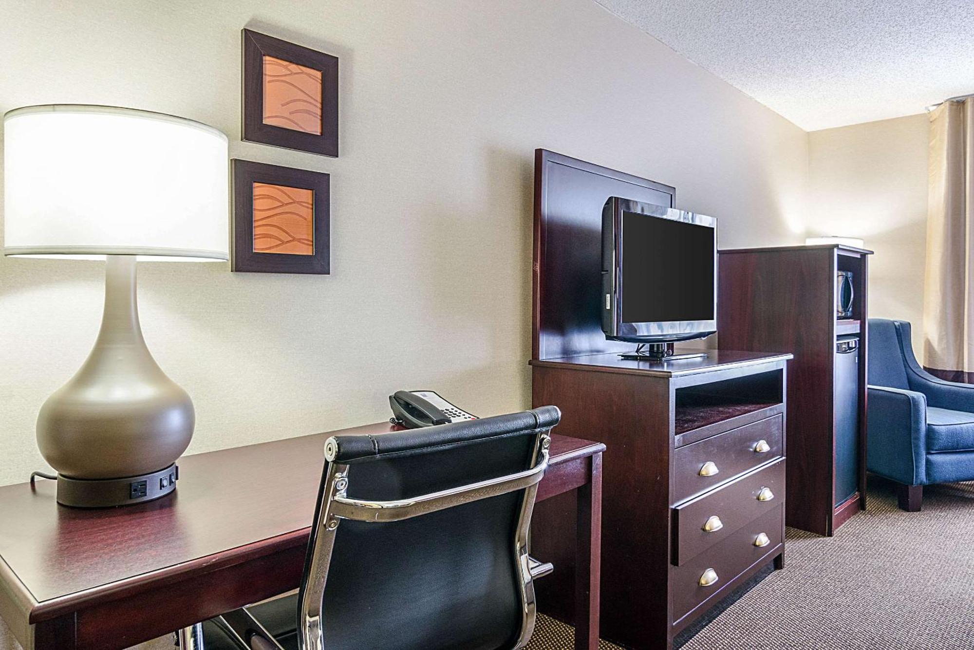 Comfort Inn & Suites Хатчинсон Экстерьер фото