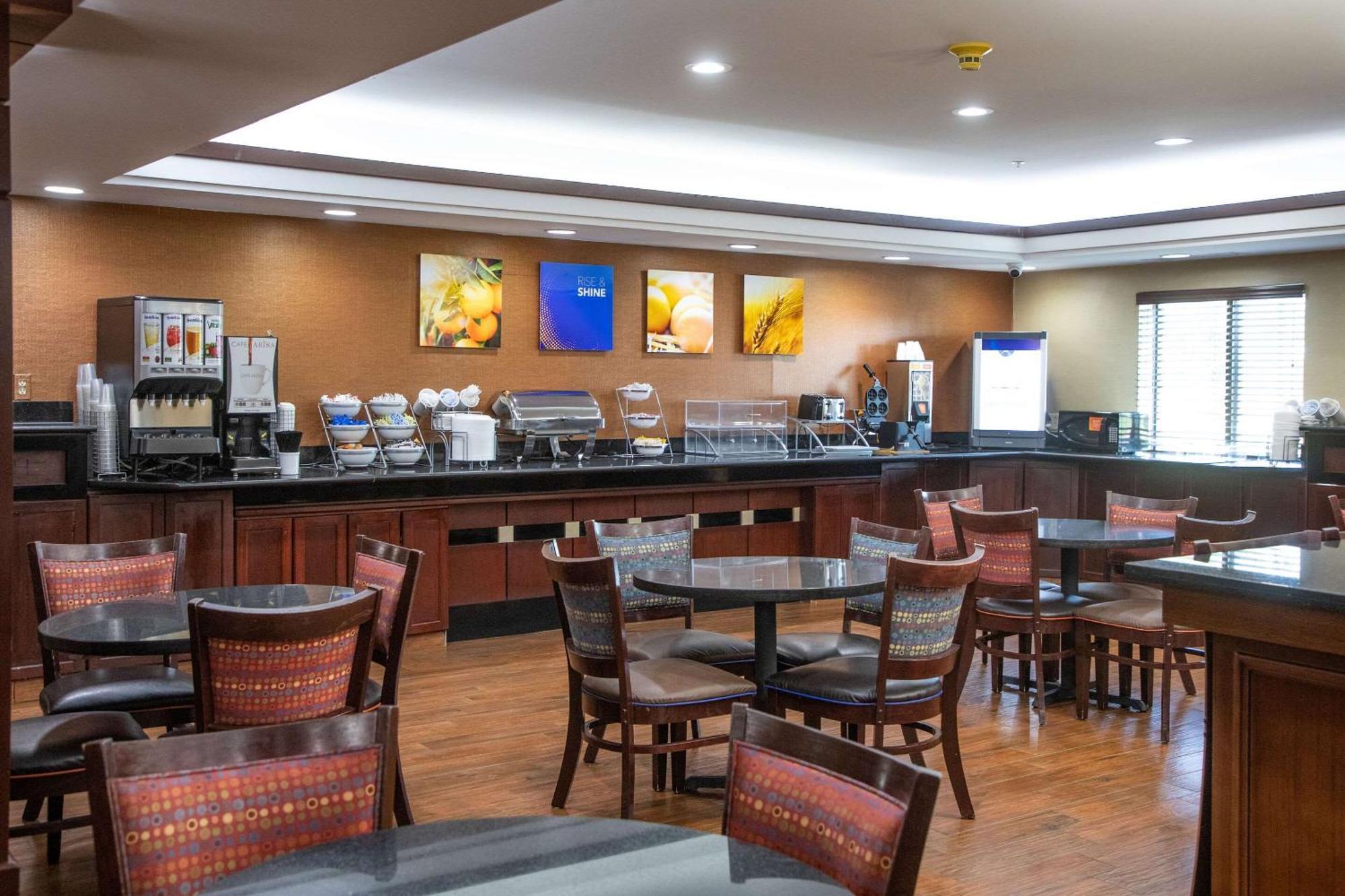 Comfort Inn & Suites Хатчинсон Экстерьер фото