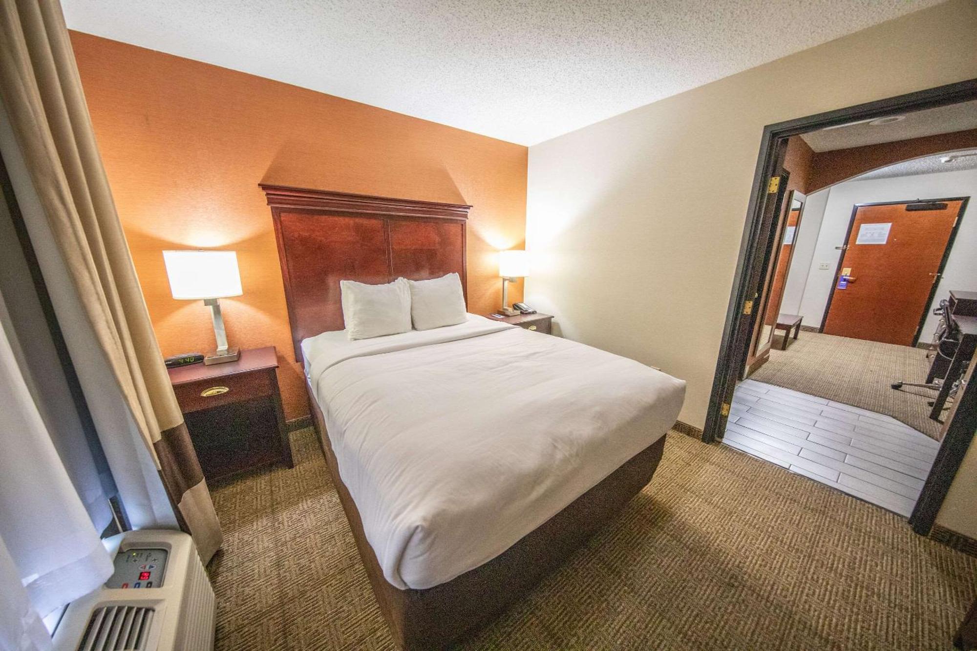 Comfort Inn & Suites Хатчинсон Экстерьер фото