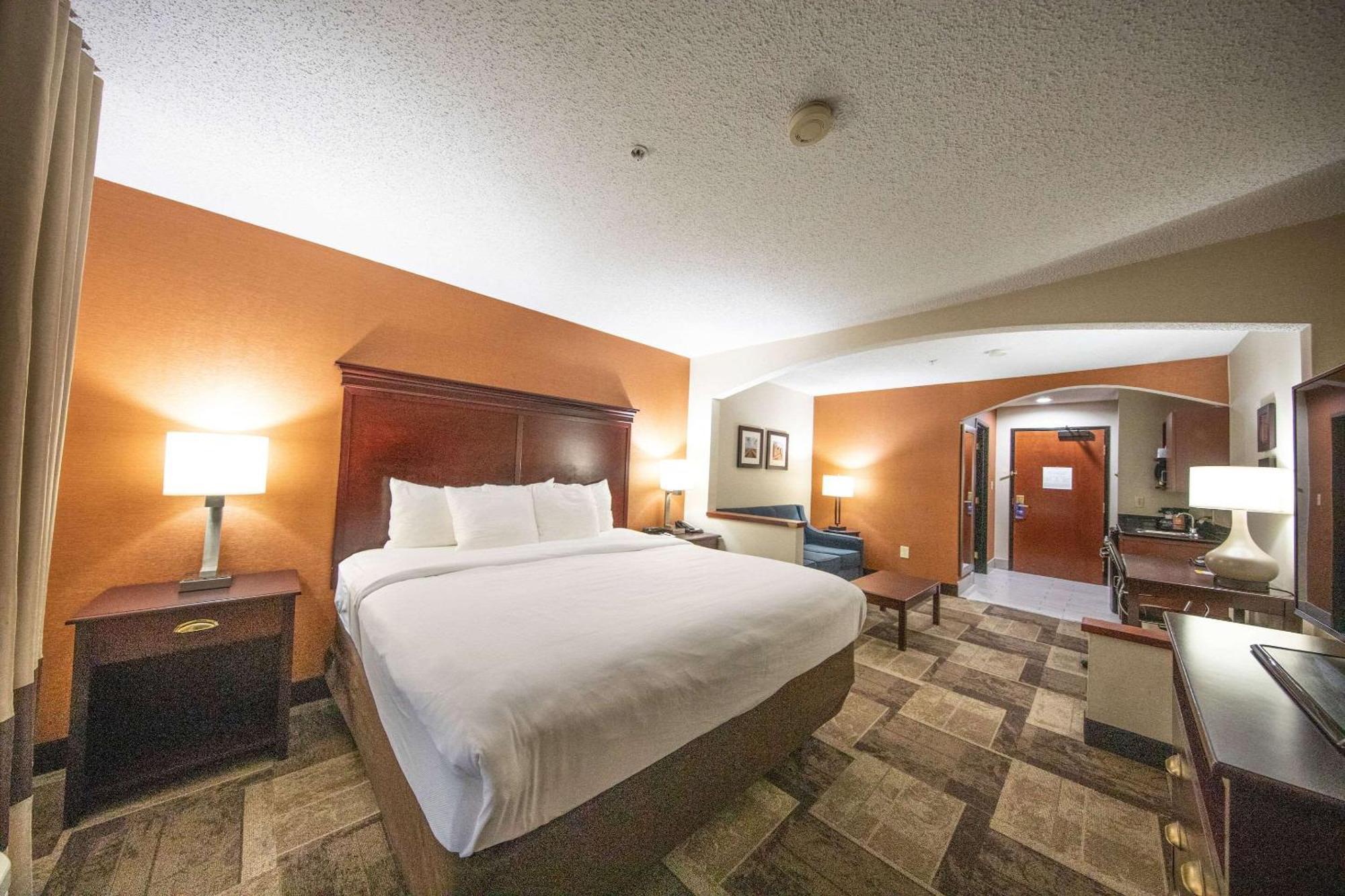 Comfort Inn & Suites Хатчинсон Экстерьер фото