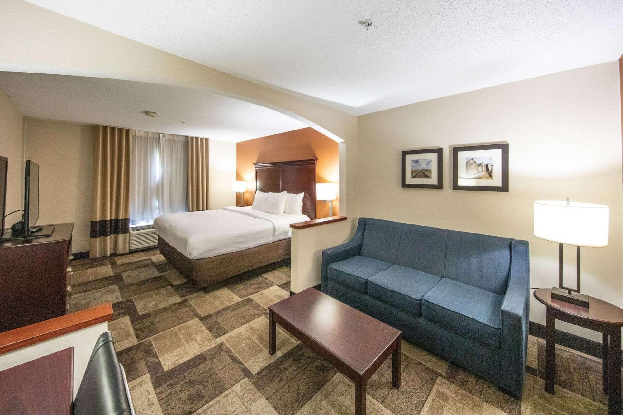 Comfort Inn & Suites Хатчинсон Экстерьер фото