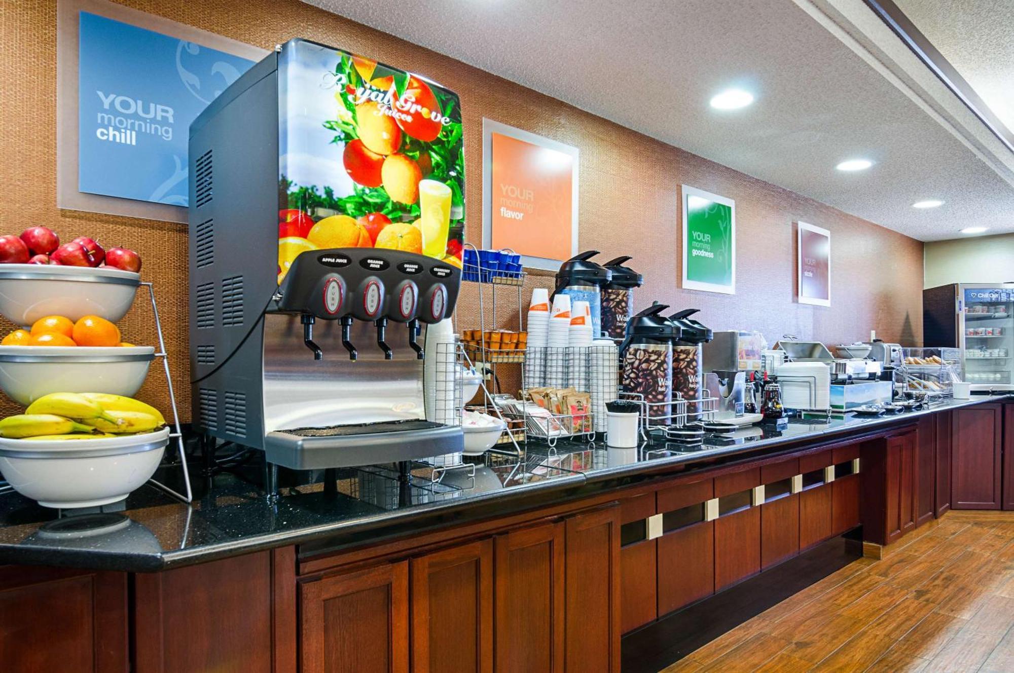 Comfort Inn & Suites Хатчинсон Экстерьер фото