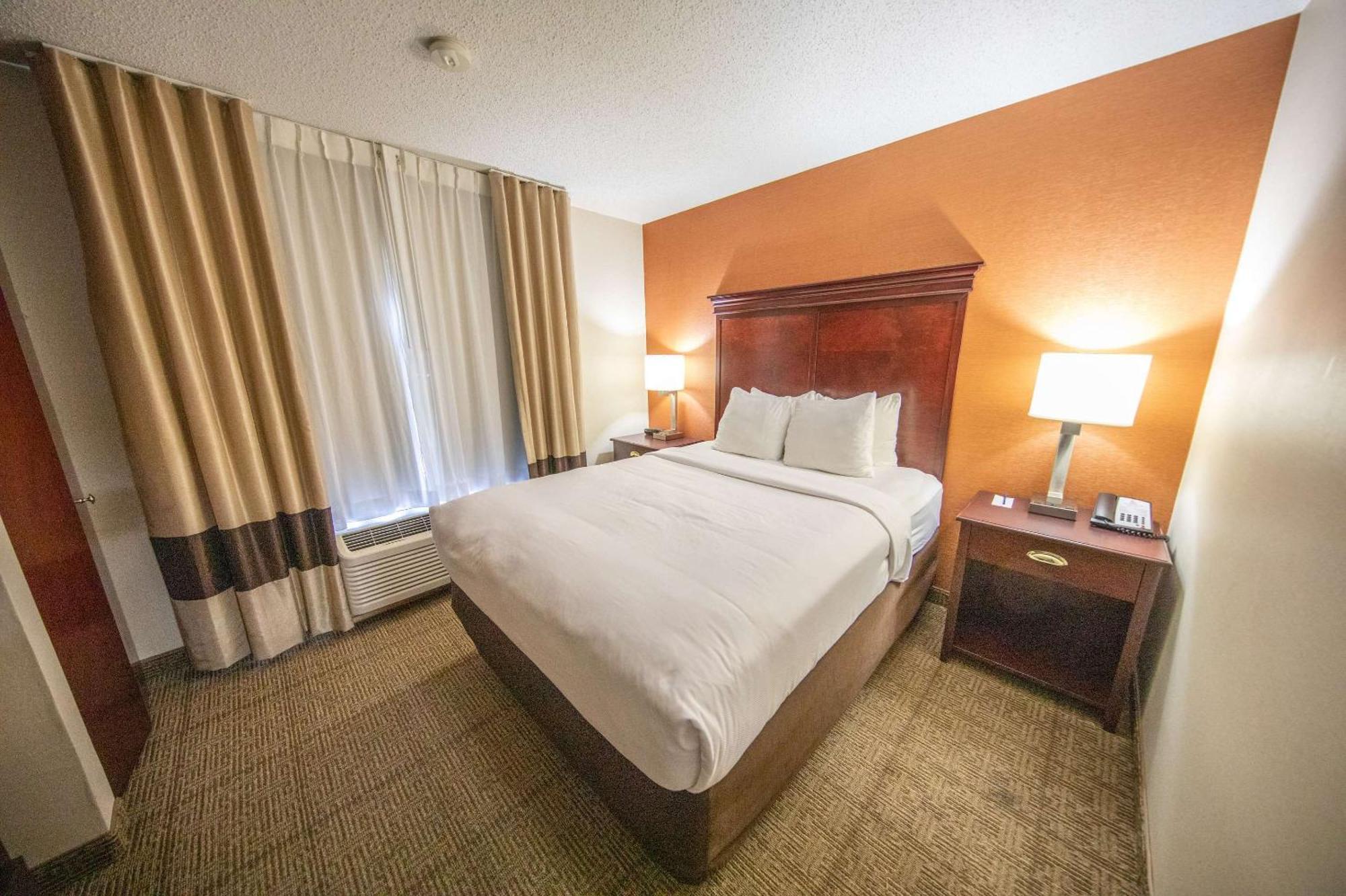 Comfort Inn & Suites Хатчинсон Экстерьер фото