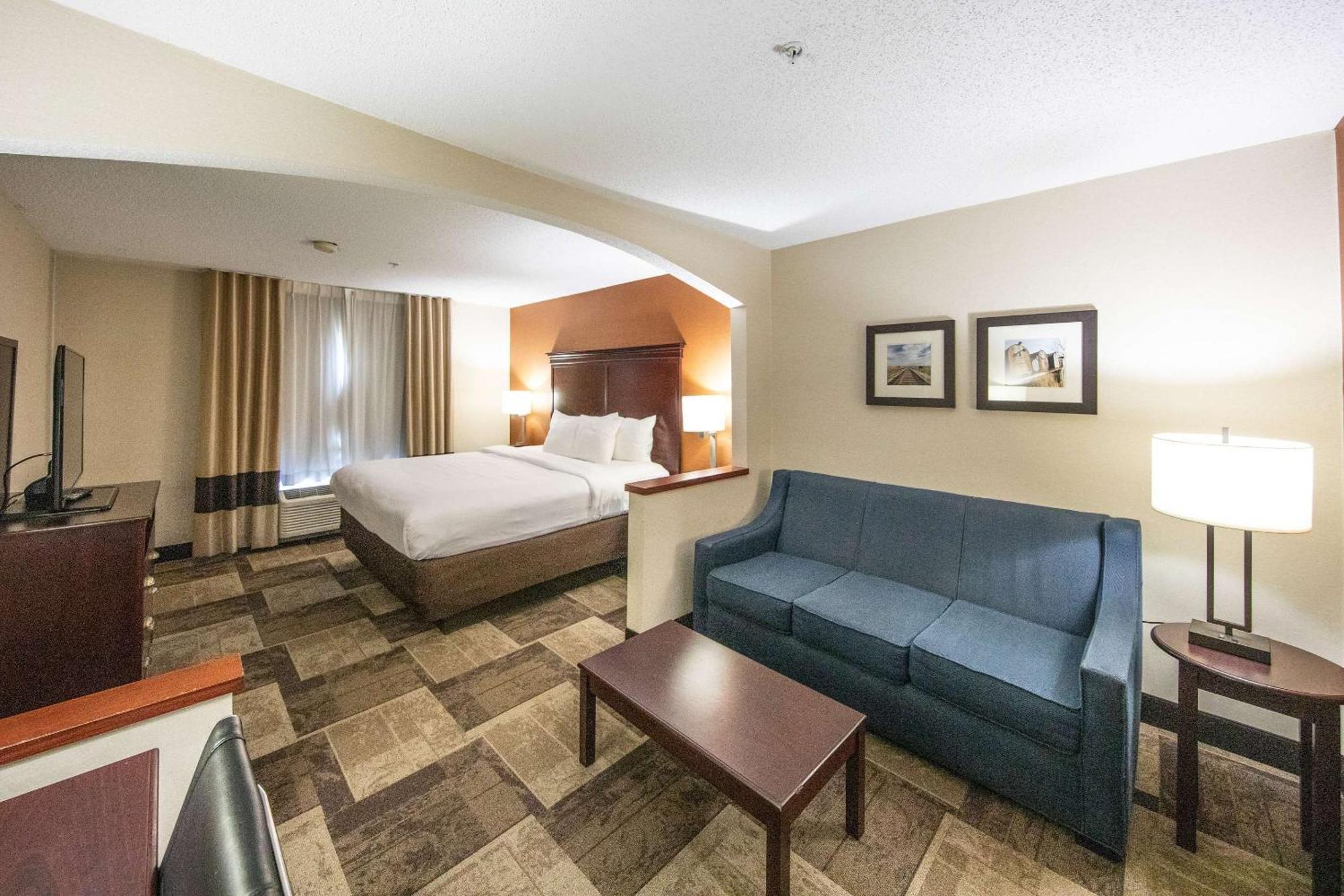 Comfort Inn & Suites Хатчинсон Экстерьер фото