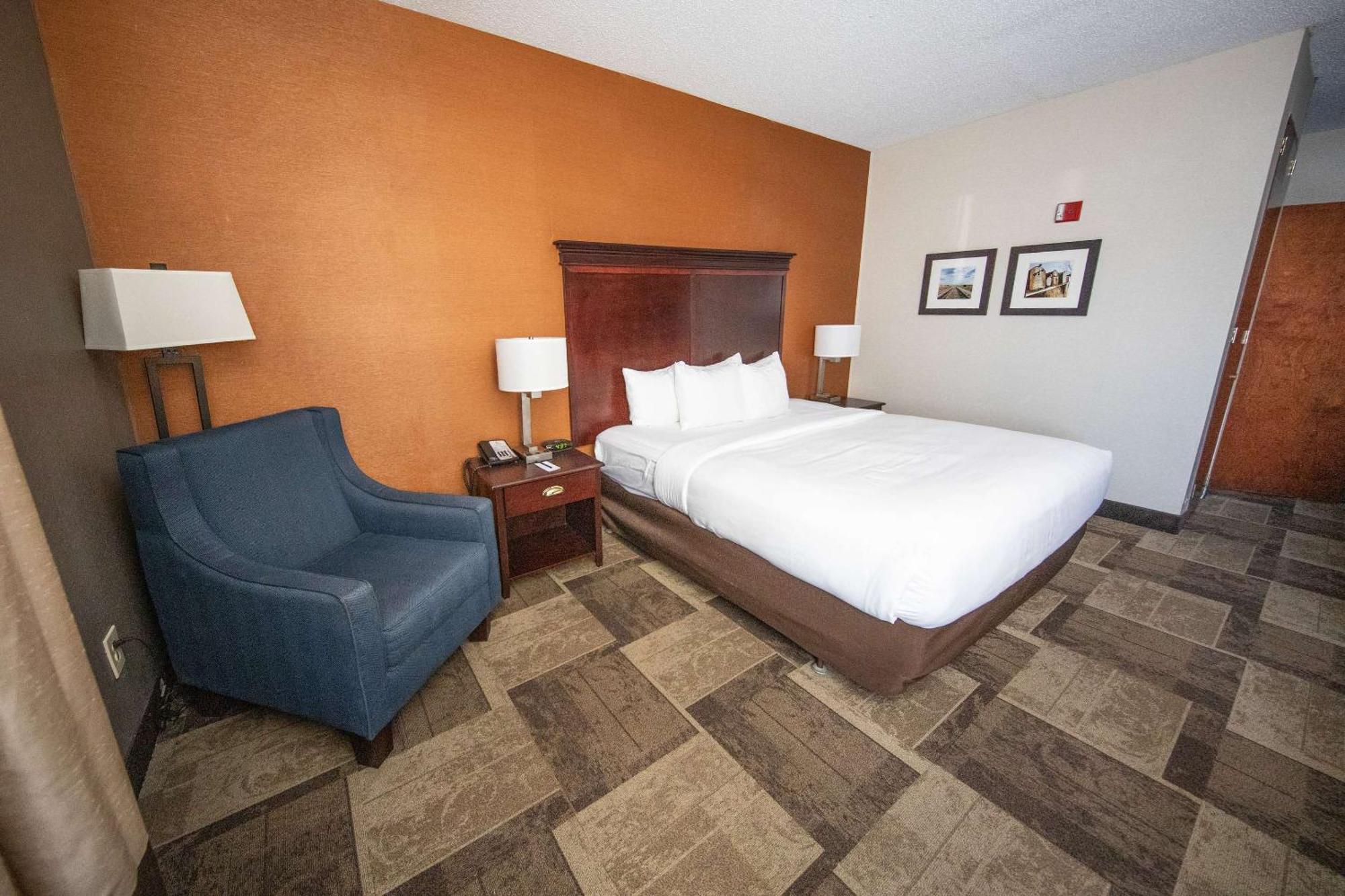Comfort Inn & Suites Хатчинсон Экстерьер фото