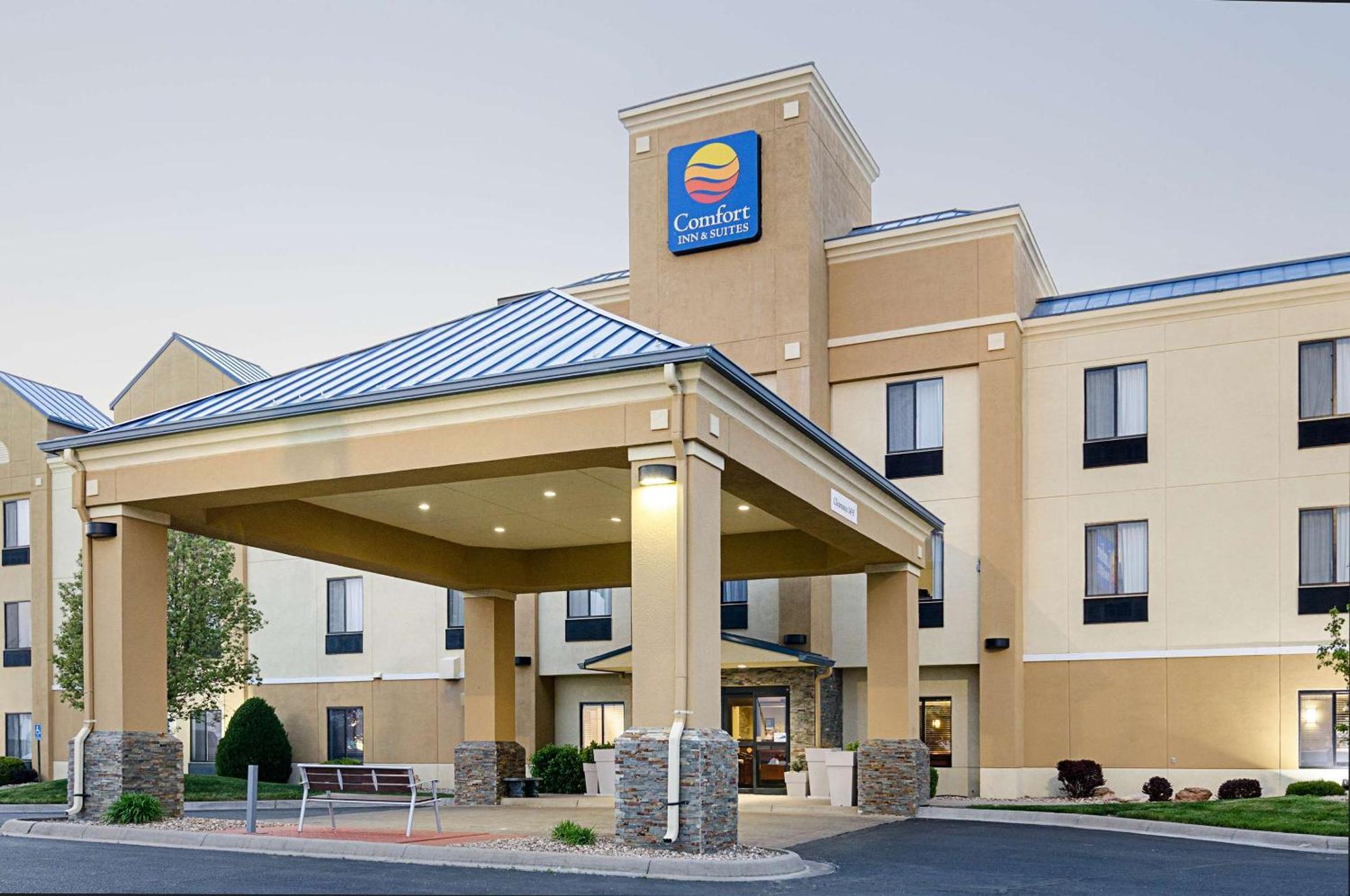 Comfort Inn & Suites Хатчинсон Экстерьер фото
